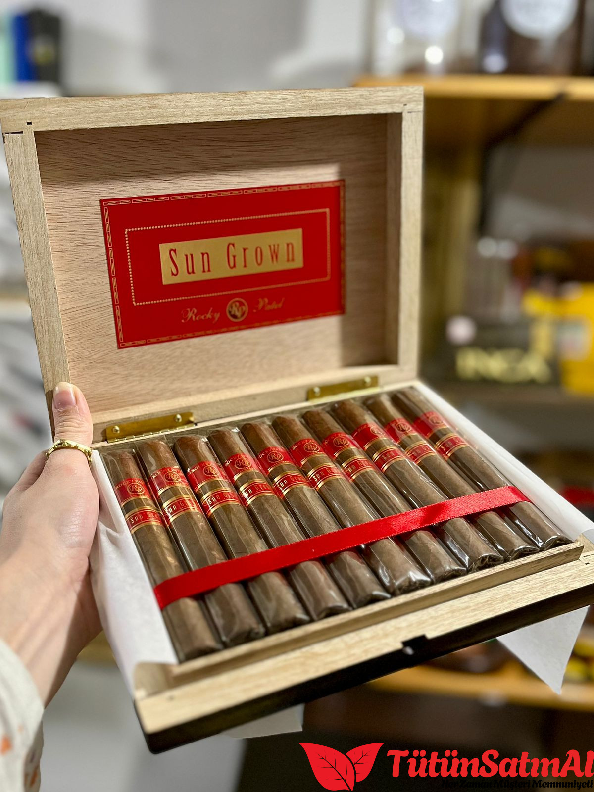 Rocky Patel Sun Grown Robusto Puro – 20’li Kutu 1 Rocky Patel Sun Grown Robusto Puro – 20’li Kutu ürün görseli